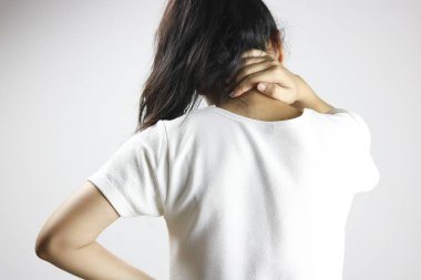 Kadınlar vardır boyun ağrısı ve sırt, hastalık kavramı gri arka plan üzerinde