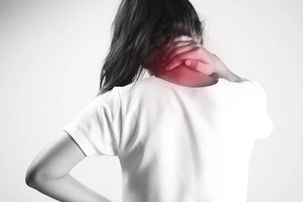 妇女有脖子痛苦和背部 病症概念在黑白 — 图库照片
