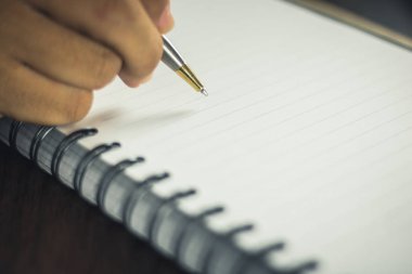 el üstünde defter, kağıt üzerinde kopya alanı kalemle yazma