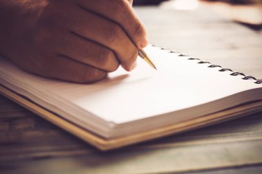 halkı, yazma öğrenci el ve Kitaplığı ' nda kopya alanı ile ahşap masa üstünde defter kavram eğitim girişimi olarak not edin ve kazanmak, gelecekteki yaşam için bilgi geliştirmek niyetinde için çaba