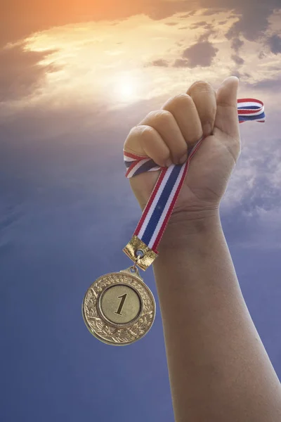 Золотая Награда Номер Медаль Фоне Неба Понятие Победителя Чемпиона — стоковое фото