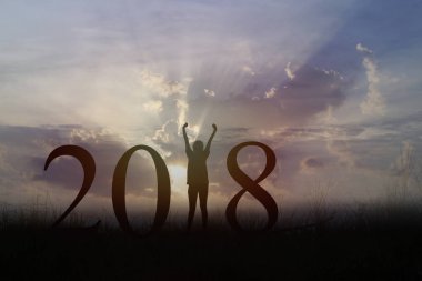 Siluet dosyalanmış, kavram, 2018 yıl ortasında yeni yıl arka planı olarak kadının...