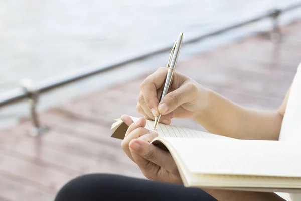 Scrivere Latticini Sul Taccuino Nel Parco Concetto Memoria Della Vita — Foto Stock