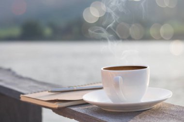 sıcak kahve kalem ile brackfast ve not defteri üzerinde ahşap için