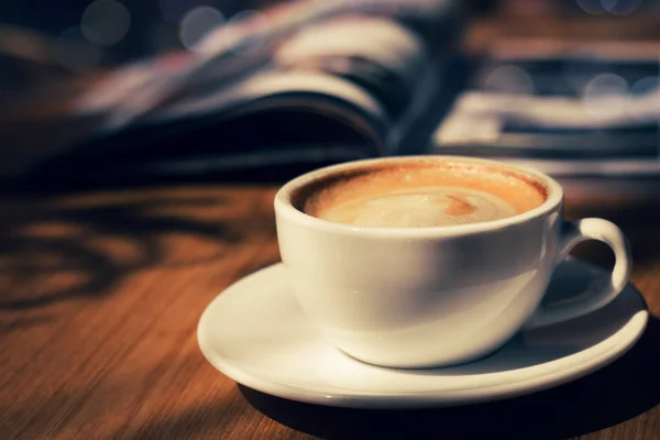 Taza de café en café en tono oscuro y vintage — Foto de Stock
