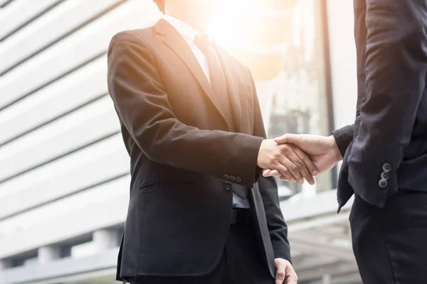 Conceito de cooperação e sucesso, equipe de empresários tremendo — Fotografia de Stock