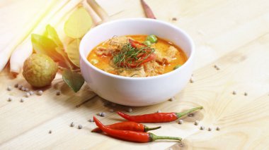 Baharat, biber, Limon otu, bergamot yaprak ahşap üzerine soslu domuz eti ile Panaeng köri