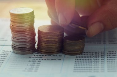 sikke para hesabına kitap Finans ile yığın ve kavram bankacılık background.concept içinde için büyümek ve iş dünyasında başarı için adım adım yürümek