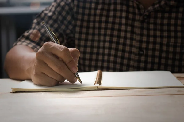 Escritura a mano en cuaderno en tonelada oscura —  Fotos de Stock