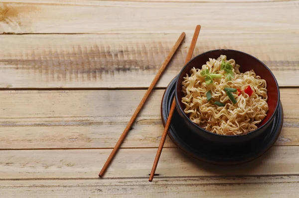 Instant Noedels Met Shiitake Peper Spaanse Peper Een Kom Aziatische — Stockfoto