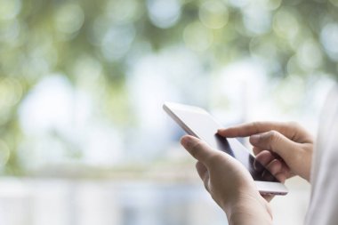 Kadın telefonu Park kopya alanı, finans hakkında bağlandıkça kavramı ile seyahat, gıda ve online shoping kullanın