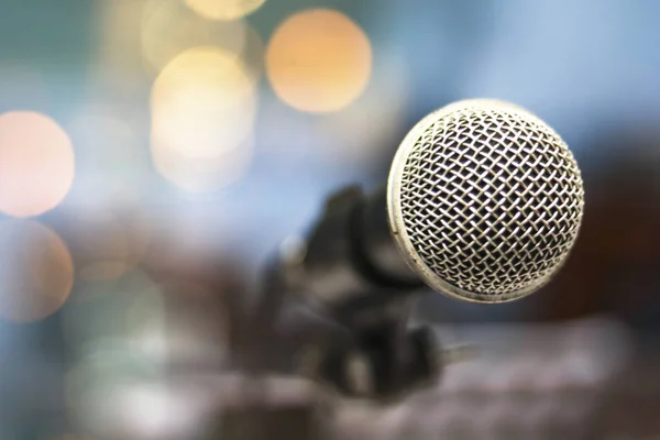 Mikrofon Und Bokeh Hintergrund Konzept Als Musikinstrument Studio Und Besprechungsraum — Stockfoto