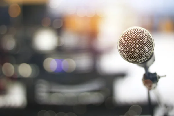 Mikrofon Und Bokeh Hintergrund Konzept Als Musikinstrument Studio Und Besprechungsraum — Stockfoto