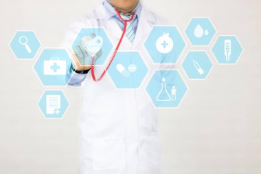 Sağlıklı ve hastalık konsepti, gri ve beyaz arka planda stoskop tutan doktor.