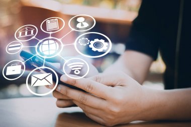 Internet ve bağlantı hattı kavramı, işadamı kullanım telefon ile