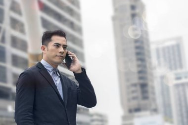 İşadamı arama telefon bağlantısı için bina dışında ve