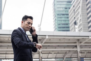 İşadamı arama telefon bağlantısı için bina dışında ve