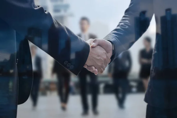 Negocjacyjnego koncepcja biznesowa, dwa biznesmen drżenie ręki po — Zdjęcie stockowe