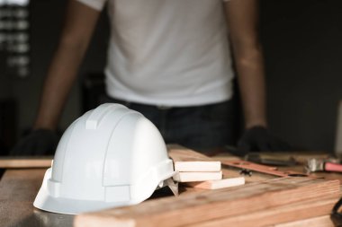 çalışma masası ve marangoz adam güvenlik kask odak