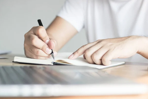 Escritura, conocimiento y aprendizaje concepto, mano del hombre grabación i — Foto de Stock