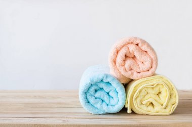 beyaz duvar ve kopya alanı ile ahşap masa üzerinde havlu, kullanılabilir 