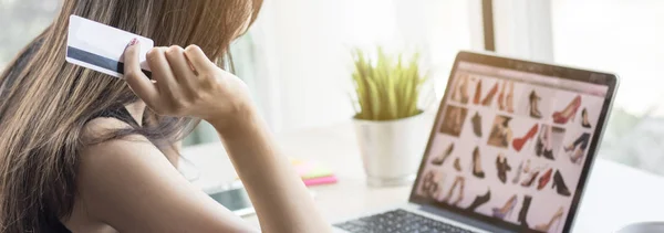 Yatay online alışveriş afiş, kadın ayakkabı satın almak için arıyor