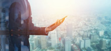 işadamı kullanmak laptop ile sosyal ve iş, karışık medi