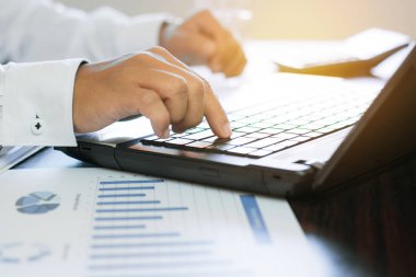 teknoloji ve internet kavramı, parmak adam basın dizüstü f