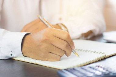 el yazısı not defterinde koyu ton üzerinde