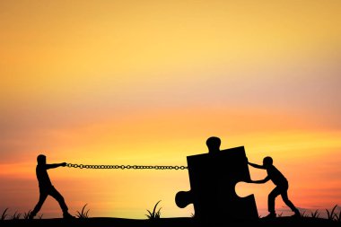 Yardım itme ve çekme Bulmaca, kavram olarak ekip çalışması erkekler silüeti