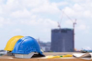 kask cunstruction nesnelerle ve şehir s tablo