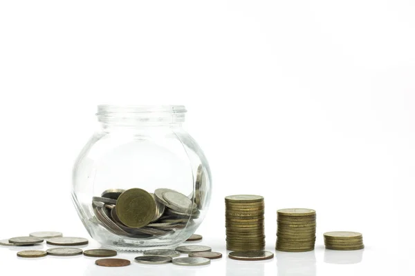 Sparen geld en investeringen concept, munten opgroeien in iso-glas — Stockfoto