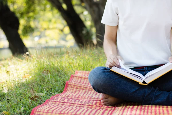 Young women reading book in park, concept in knowledge and educa — Stock Photo, Image