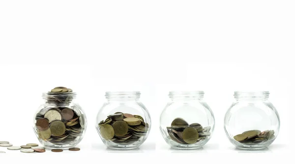Экономия денег и инвестиционная концепция, монеты растут в стеклянном iso — стоковое фото