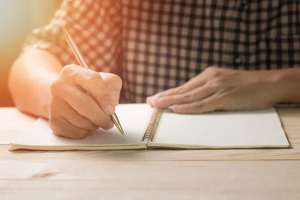 Escritura a mano en cuaderno en tonelada oscura —  Fotos de Stock