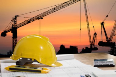 kask cunstruction nesnelerle ve şehir s tablo