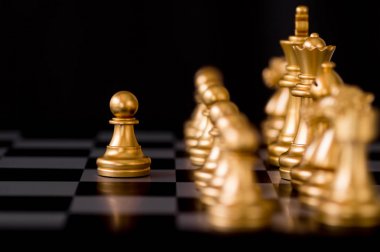 İş ve işçi kavramı, satranç figürleri lideri taşımak ve fiş oynamak