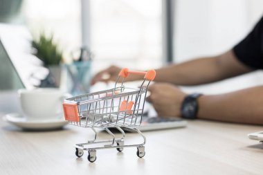 alışveriş sepeti ve notebook için tuşuna basarak kişi ile masada 