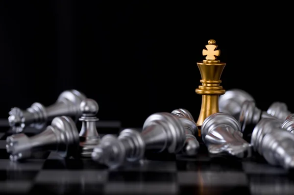Concepto de negocio y líder, el ajedrez rey de oro con el enemigo perdió un —  Fotos de Stock