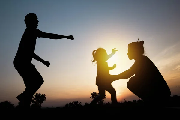幸福的家庭, 父亲和母亲在阳光下玩耍的女儿 — 图库照片