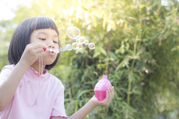Смешная молодая девушка лопает пузыри — стоковое фото