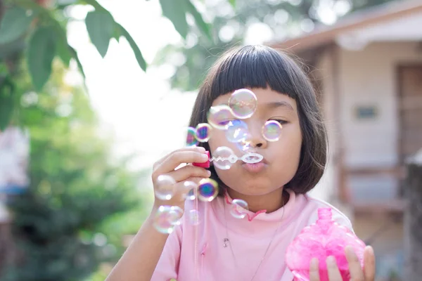 Funny mladá dívka foukat bubliny — Stock fotografie