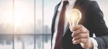 İnovasyon ve profesyonel lider fikri elinde ampul, düşünme yönetimi konsepti