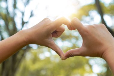 Parkta el kalp şeklini kapat.