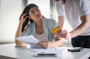 Kızgın erkek arkadaş tamam kız arkadaş çevrimiçi alışveriş için ödeme hakkında, genç Asyalı çift stres altında, kredi kartı borçları ve kredi faturaları konusunda ciddi.