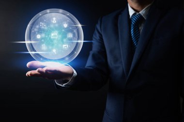İş ve teknoloji kavramı, iş adamı avucunda akıllı simge ve küresel bağlantı verileri