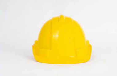 Sarı miğfer beyaz arkaplanda izole edildi