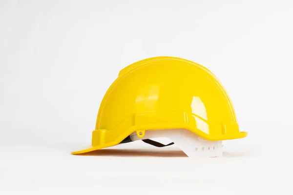 白色背景下隔离的黄色建筑头盔 — 图库照片