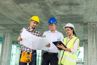 İnşaat alanında dost canlısı genç mimarla birlikte profesyonel mühendis planlaması.