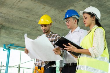 İnşaat alanında takım mimarı ile mühendis planlaması